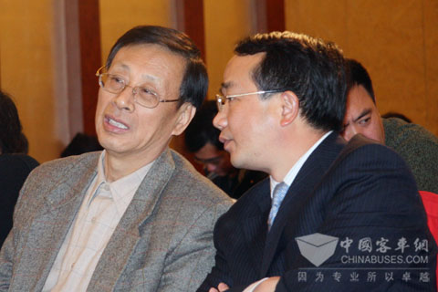 蘇州金龍總經(jīng)理吳文文與中國(guó)道協(xié)姚明德溝通