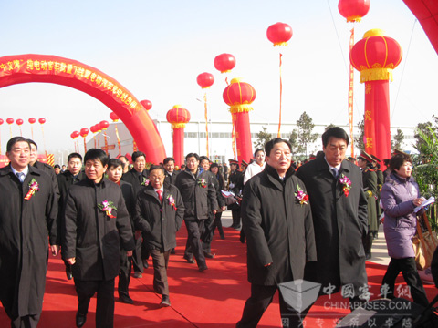 世界電動車協(xié)會主席、中國工程院院士陳清泉教授等出席下線儀式