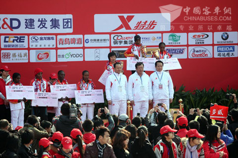 廈門市副市長(zhǎng)葉重耕、大金龍副總經(jīng)理徐向東等為女子全程馬拉松賽獲獎(jiǎng)選手頒獎(jiǎng)后合影