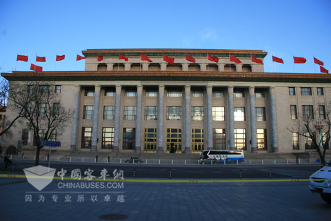 停靠在人民大會堂前的“龍威”