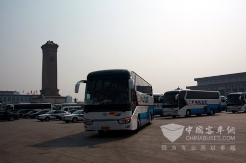 “龍威”車隊從人民會堂返回駐地