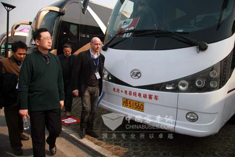 專家認(rèn)真評(píng)審