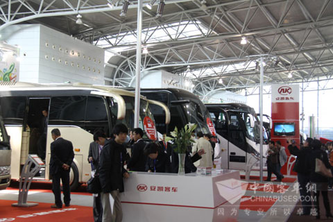 高端環(huán)保 安凱四劍客亮相2011上海客車展