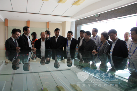 恒通客車董事長(zhǎng)楊茂超、總經(jīng)理羅邦初等領(lǐng)導(dǎo)陪同參