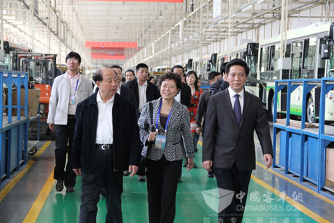 恒通客車董事長(zhǎng)楊茂超、總經(jīng)理羅邦初等領(lǐng)導(dǎo)陪同來賓參觀展廳及生產(chǎn)線