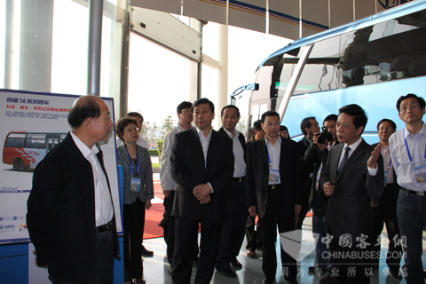 恒通客車董事長(zhǎng)楊茂超、總經(jīng)理羅邦初等領(lǐng)導(dǎo)陪同來賓參觀展廳及生產(chǎn)線