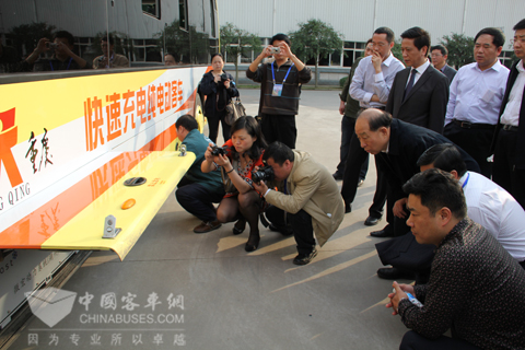 城市公交政研會(huì)領(lǐng)導(dǎo)參觀恒通快充純電動(dòng)客車各項(xiàng)細(xì)節(jié)