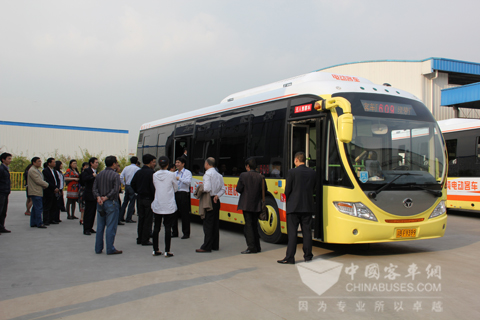 領(lǐng)導(dǎo)及嘉賓登上恒通快充純電動(dòng)客車進(jìn)行試乘