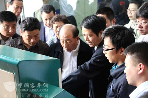 恒通新能源負(fù)責(zé)人田野向來賓講解充電原理