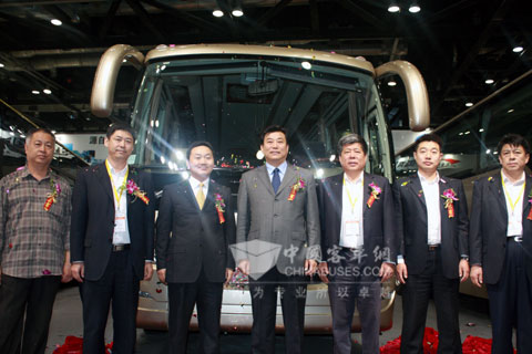 嘉賓在新車(chē)前合影留念