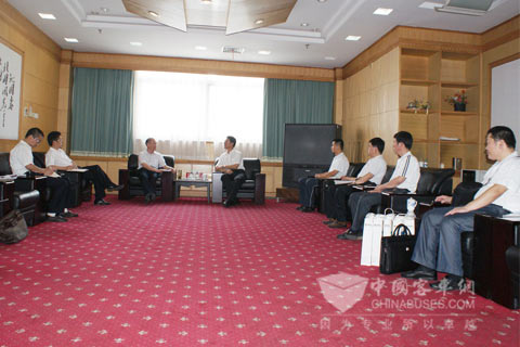 江汽集團董事長左延安熱情接待中通客車到訪人員