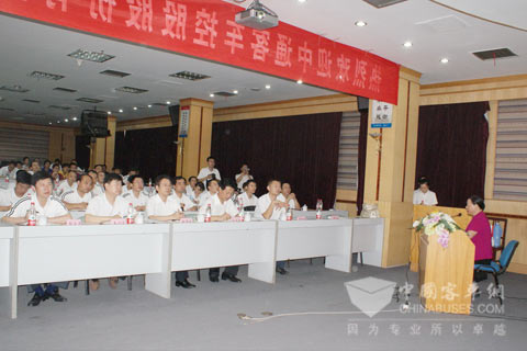 全體參會人員聽取江汽車集團JAC大學校長康易成女士以《在學習中超越》為主題的演講