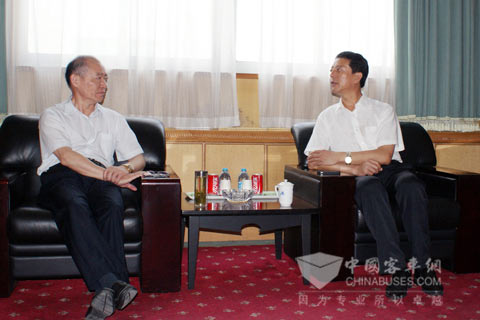 江汽集團董事長左延安與孫慶民親切交談