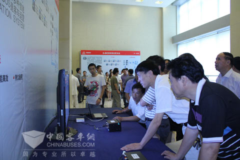 四川與會客戶代表紛紛來到體驗區(qū)了解G-BOS