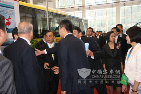 中國道路運(yùn)輸協(xié)會(huì)會(huì)長楊利民等領(lǐng)導(dǎo)蒞臨中通展位指導(dǎo)工作