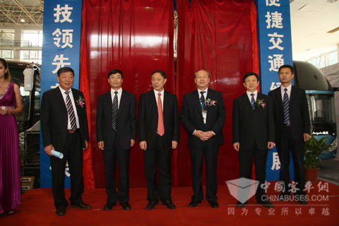 中國(guó)道協(xié)會(huì)長(zhǎng)楊利民、常務(wù)副會(huì)長(zhǎng)孔衛(wèi)國(guó)、交通運(yùn)輸部運(yùn)輸司司長(zhǎng)李剛等領(lǐng)導(dǎo)為中通客車新品揭幕