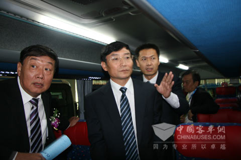 道路運(yùn)輸司司長(zhǎng)李剛、常務(wù)副會(huì)長(zhǎng)孔衛(wèi)國(guó)視察中通“世紀(jì)星”