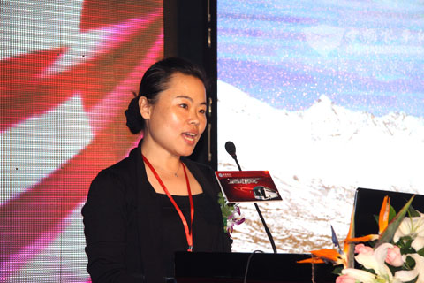 亞星汽車研究院高級工程師盧曉莉介紹產(chǎn)品和技術(shù)