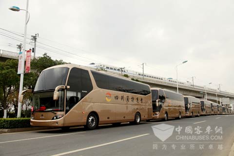 駛向四川的斯堪尼亞海格客車與京滬高鐵競(jìng)速