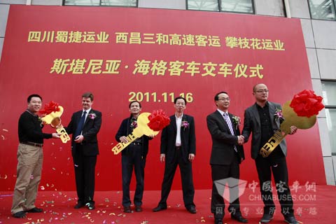 蘇州金龍與斯堪尼亞中國(guó)領(lǐng)導(dǎo)向客戶遞交金鑰匙