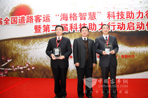 馮正霖副部長為特殊貢獻獎獲獎單位代表頒獎