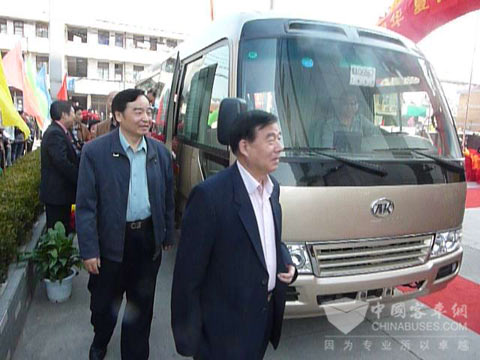 韓德彩、喬泰陽等老將軍以及中央電視臺臺長趙化勇親身體驗江淮·寶斯通