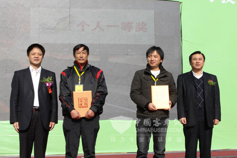 交通運(yùn)輸部副部長(zhǎng)馮正霖、福建省委常委、副省長(zhǎng)張志南給“宇通杯”冠亞軍頒獎(jiǎng)