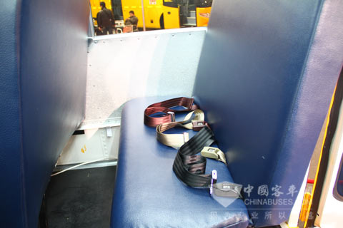 帶安全帶的座椅