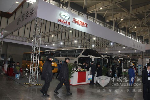 海格客車展臺(tái)人流不斷