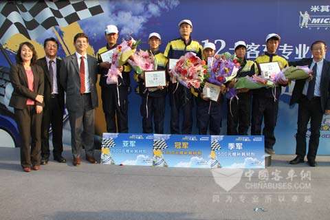 米其林公司領(lǐng)導(dǎo)與獲獎(jiǎng)選手合影