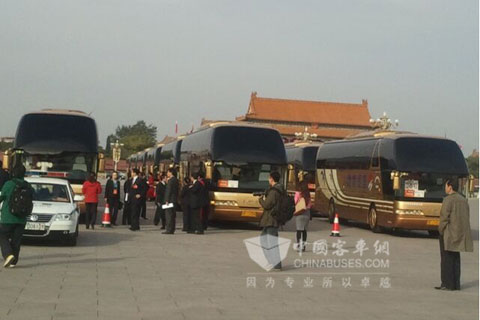 青年客車全心服務(wù)十八大