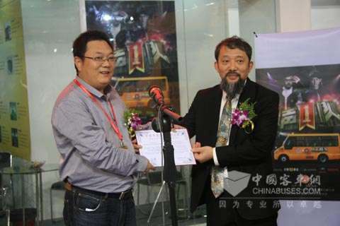 重慶交通大學(xué)教授王健給海格頒發(fā)榮譽(yù)證書