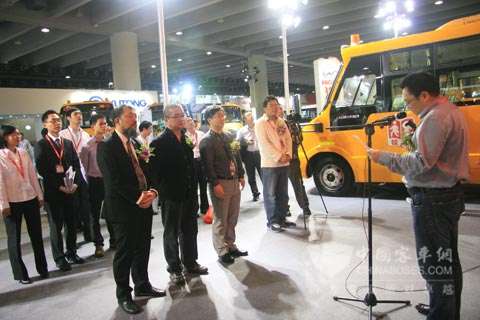 媒體代表客車網(wǎng)總編吳永強(qiáng)等