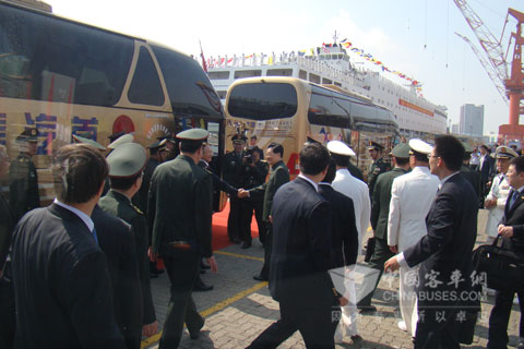 胡錦濤、溫家寶等國家領(lǐng)導(dǎo)乘出席“遼寧號”入列儀式