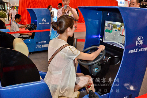 “龍翼”模擬器讓與會者零距離感受大金龍創(chuàng)新科技