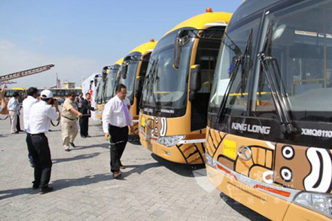 拉巴斯市長(zhǎng)顧問(wèn)Gustavo為新車(chē)啟用洗禮