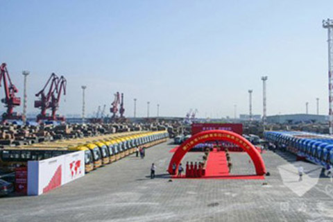 “金龍客車(chē) 榮耀遠(yuǎn)航——廈門(mén)金龍329輛客車(chē)出口南美交車(chē)儀式”在廈門(mén)現(xiàn)代碼頭舉行