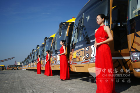 服務(wù)拉巴斯的大金龍公交車(chē)