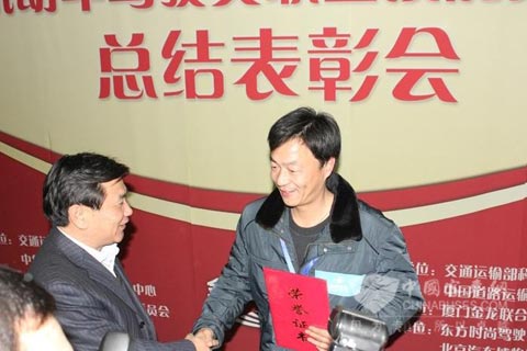 交通部副部長馮正霖為第一名獲得者施健頒獎