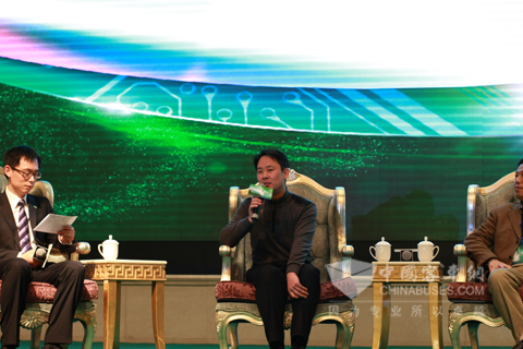 鄭州公交領(lǐng)導(dǎo)談?dòng)钔ɑ旌蟿?dòng)力客車