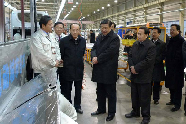 習(xí)主席參觀生產(chǎn)車間