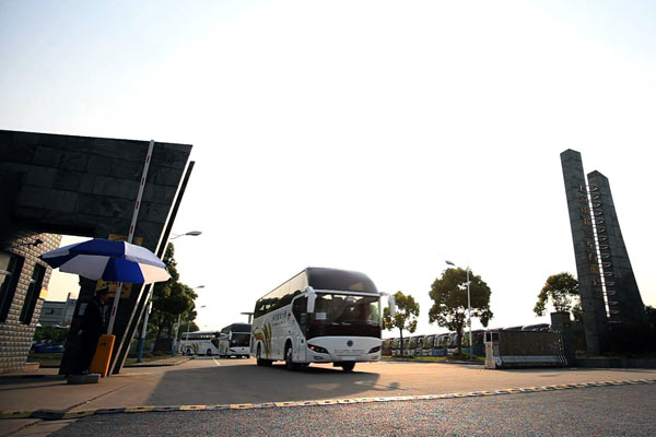 新車駛出申龍客車正門
