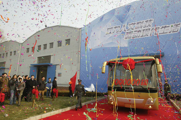 2004.11.30第一臺歐V客車下線