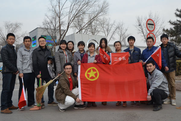 歐輝客車團(tuán)委組織開展“無私奉獻(xiàn)，學(xué)習(xí)雷鋒”活動，青年員工清掃完廠區(qū)外留念