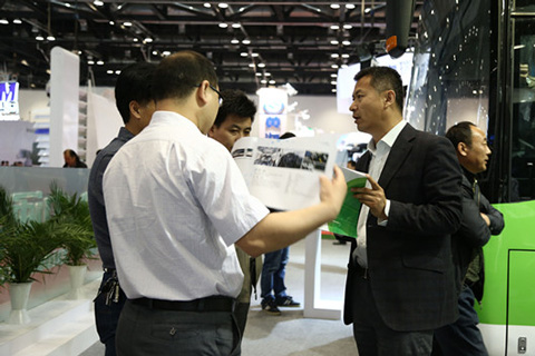 賈開潛副總經(jīng)理向客戶介紹中通純電動客車情況