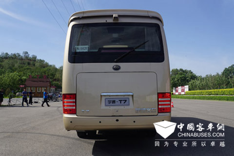 宇通T7擁有平直有力的車尾設計