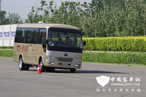 S彎操控性能測試，宇通T7優(yōu)越的防側滑技術讓乘客在崎嶇路面也能體悅完美舒適感