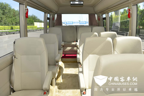 巧具匠心的人體工程學座椅、NVH靜音技術+分區(qū)域吸聲隔聲結構，營造靜謐怡然駕乘環(huán)境。