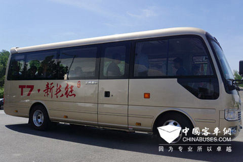 宇通T7流暢的車身腰線、全沖壓車身一體成型，呈現(xiàn)高精度設計。