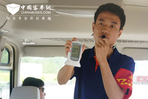 空氣質量測試中，宇通T7的車內甲醛含量為0.07mg每立方米，低于國家限制標準。